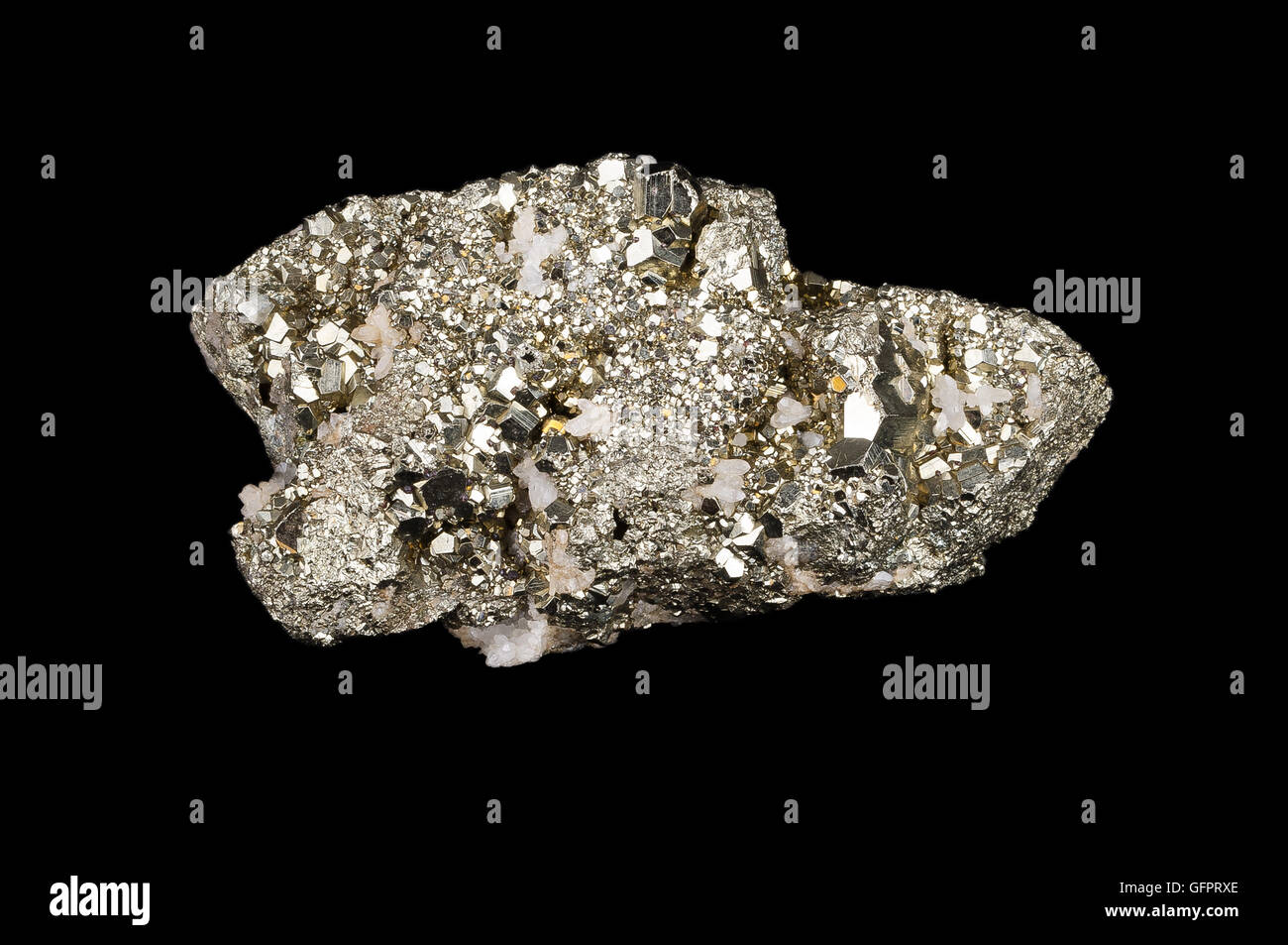 Pyrit auf schwarz, auch bekannt als Eisen Pyrit und Fools gold, ist ein Eisen-Sulfid mit der chemischen Formel FeS2. Stockfoto