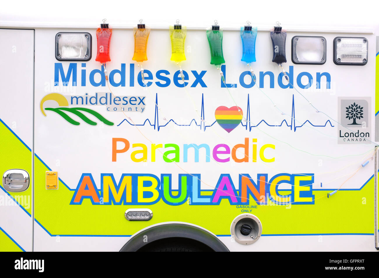 Ein Middlesex London Krankenwagen mit Regenbogenfarbenen drip Taschen an der Seite in einem Pride Parade in Ontario, Kanada teilnehmen. Stockfoto