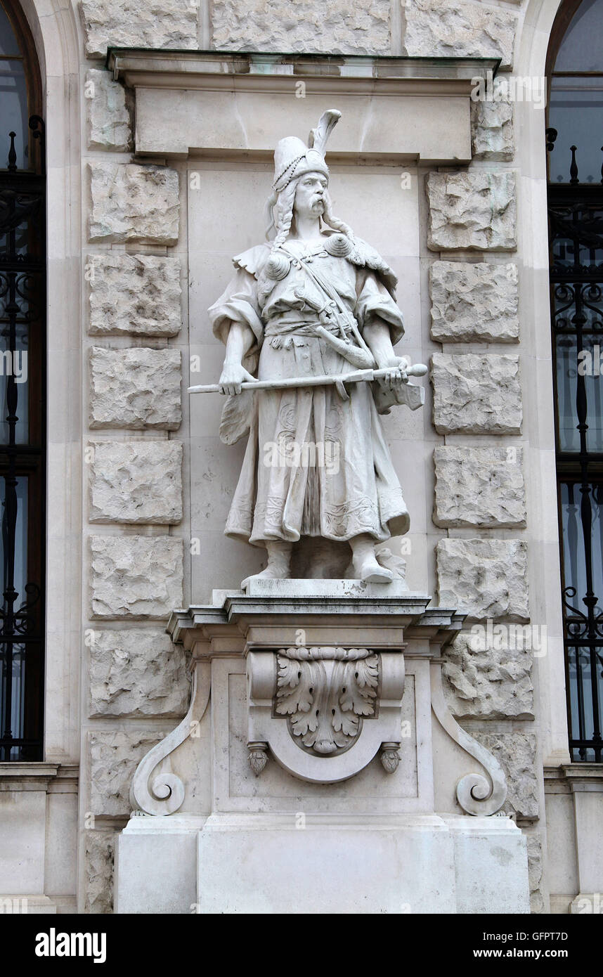 Statue von einem Magyar von Rudolf Weyr im Abschnitt "Neue Burg" von der Hofburg in Wien Stockfoto