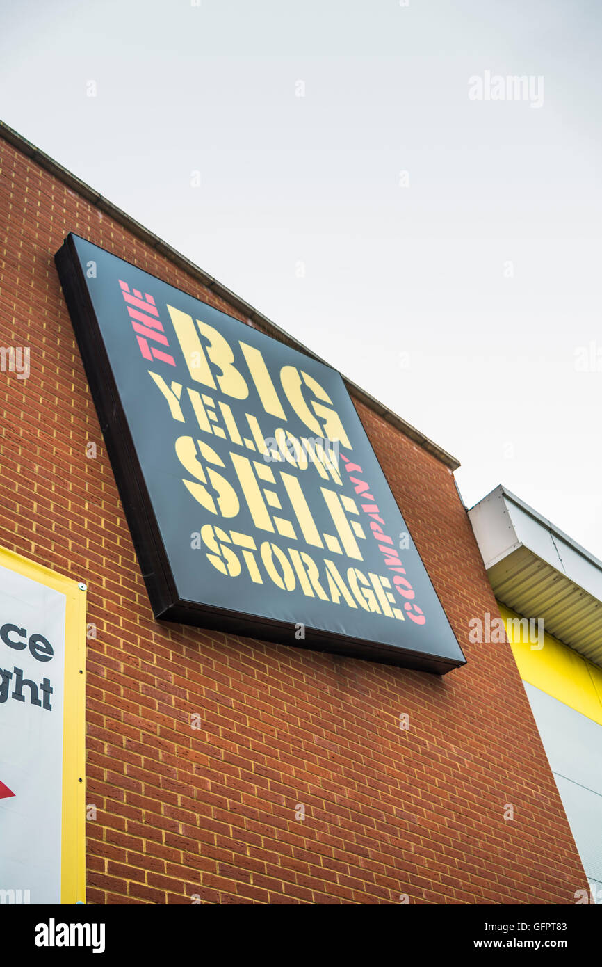 Die großen gelben Selfstorage Gebäude und Büros in Kennington Road, Vauxhall-London, UK Stockfoto