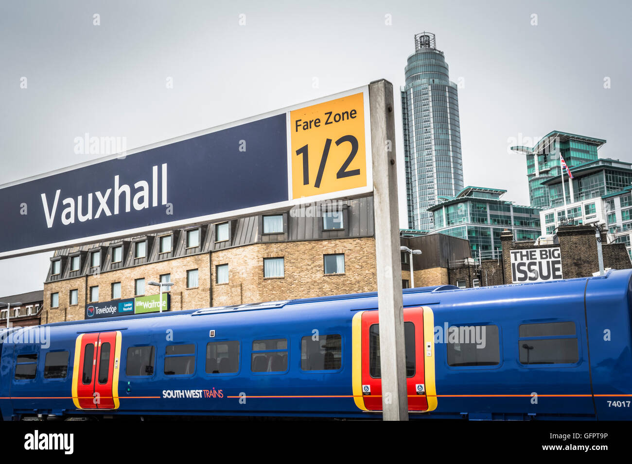 Die Big Issue Magazin Büro gesehen von Vauxhall Station, Lambeth, London, UK Stockfoto