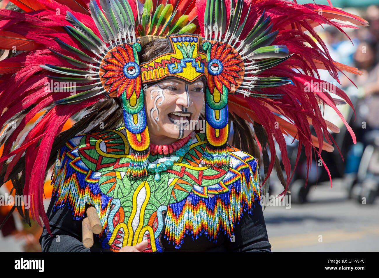 Kalpulli Ketzal Quetzalcoatl Führer tragen einen Tracht der Azteken in das Herz der Bestie May Day Parade in Minneapolis, MN Stockfoto