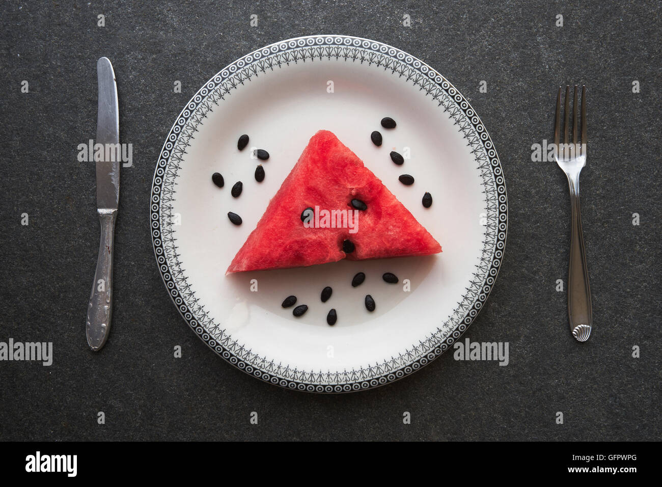 Wassermelone auf Vintage Platte auf schwarzem Marmor Hintergrund Stockfoto