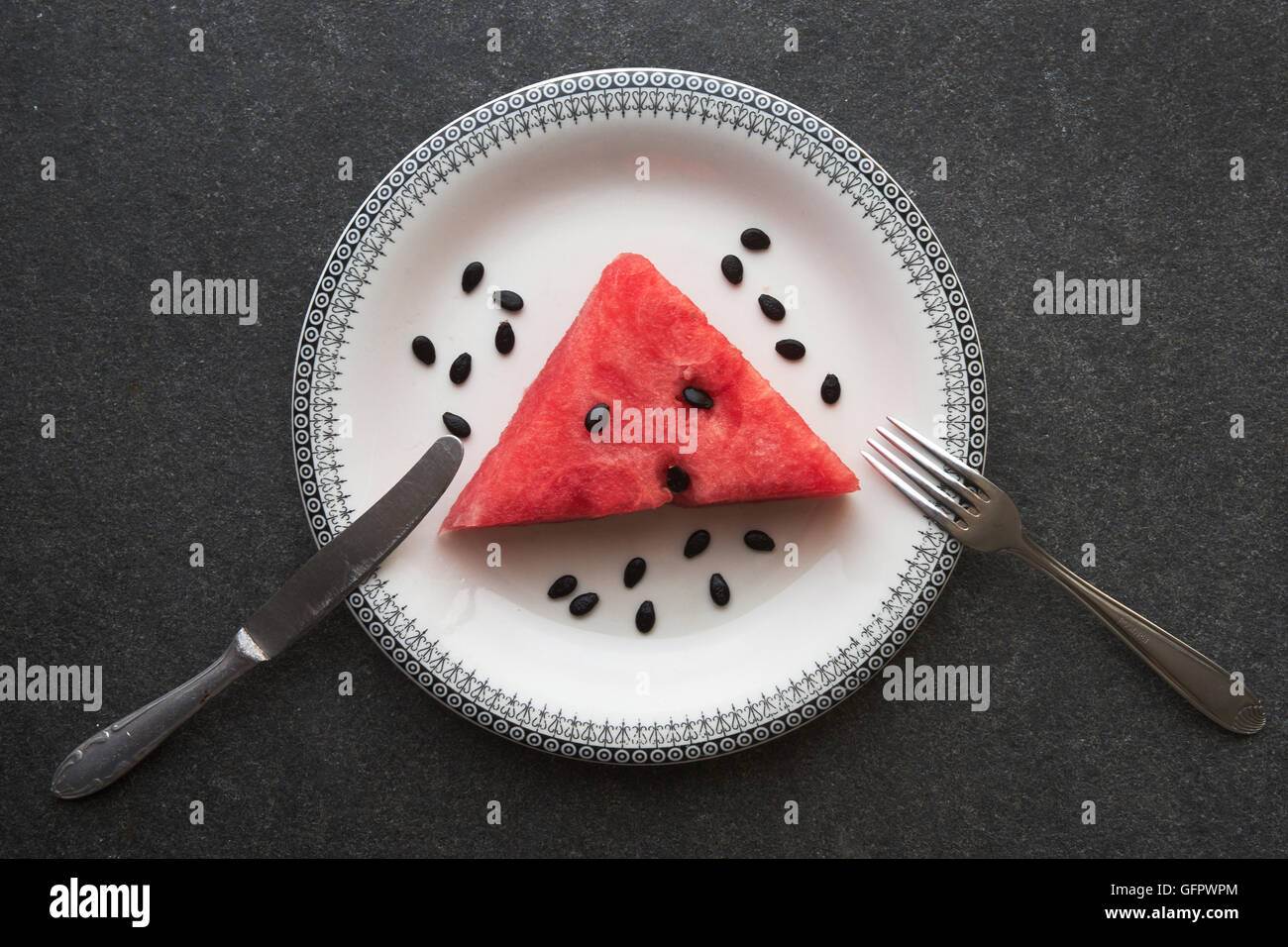 Wassermelone auf Vintage Platte auf schwarzem Marmor Hintergrund Stockfoto