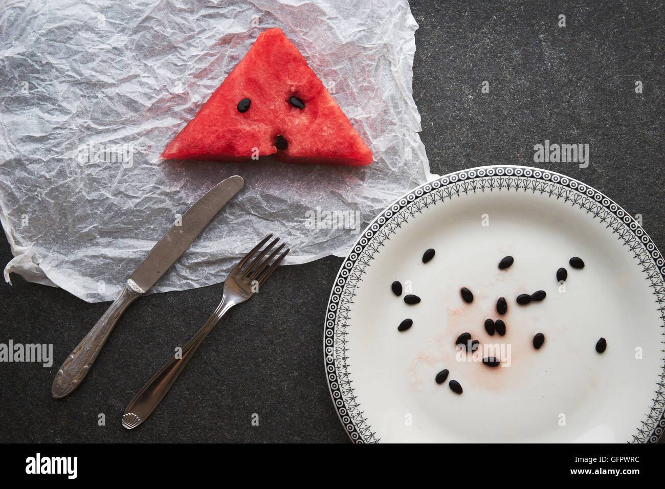 Wassermelone auf Vintage Platte auf schwarzem Marmor Hintergrund Stockfoto