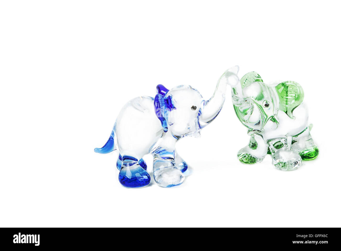 Zwei Elefanten Glasfiguren auf weißem Hintergrund Stockfoto