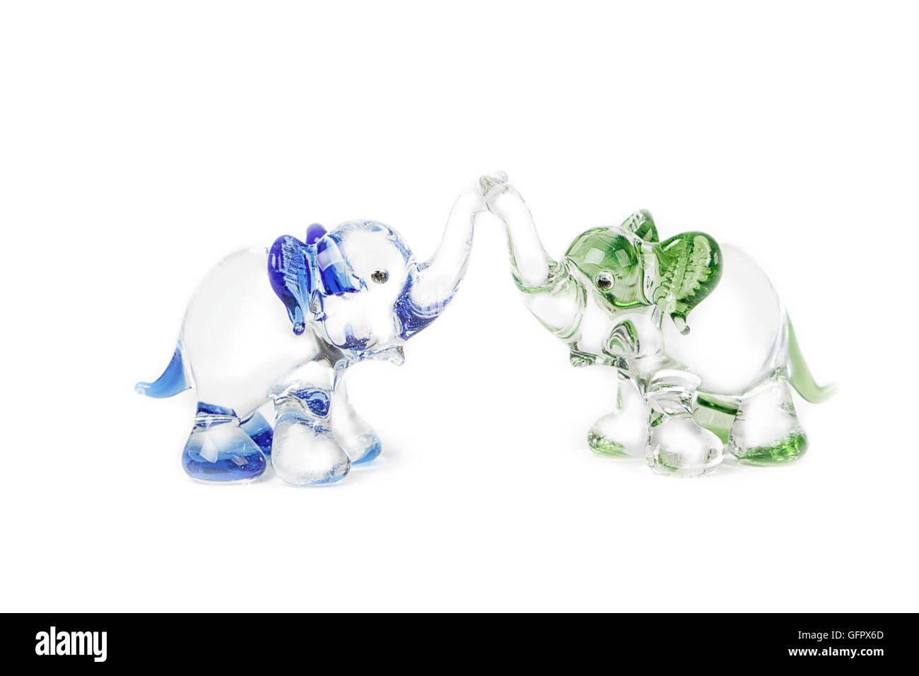 Zwei Elefanten Glasfiguren auf weißem Hintergrund Stockfoto