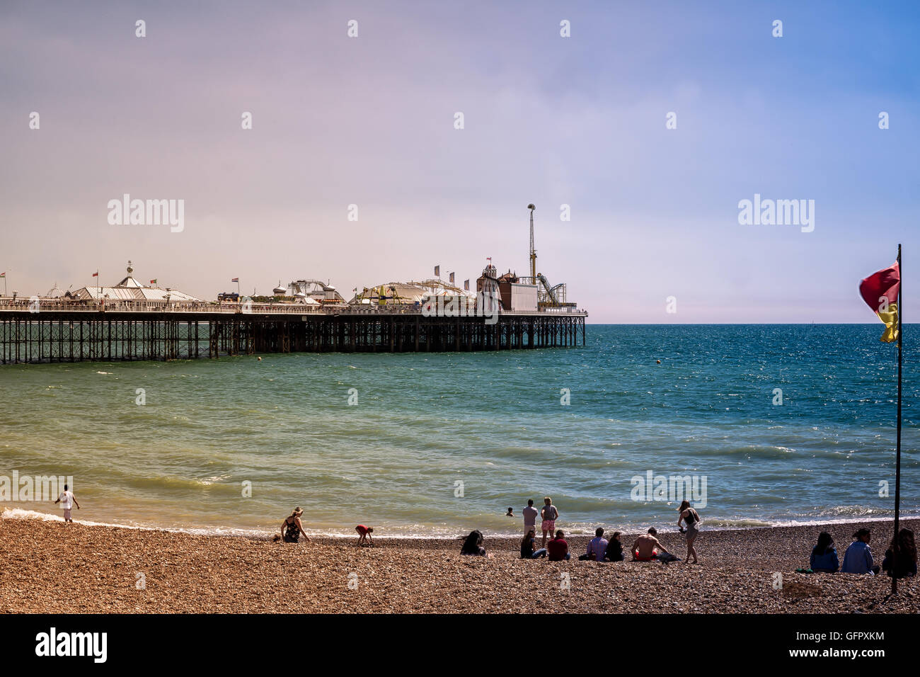 Brighton Pier und dem Strand Stockfoto