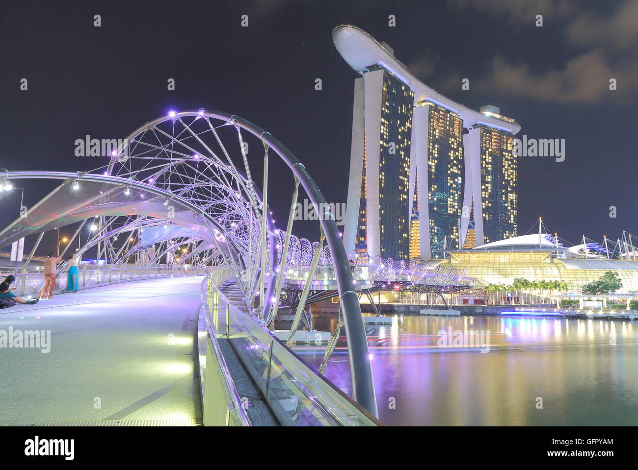 Marina Bay Sands und Helix-Brücke bei Nacht in Singapur. Stockfoto