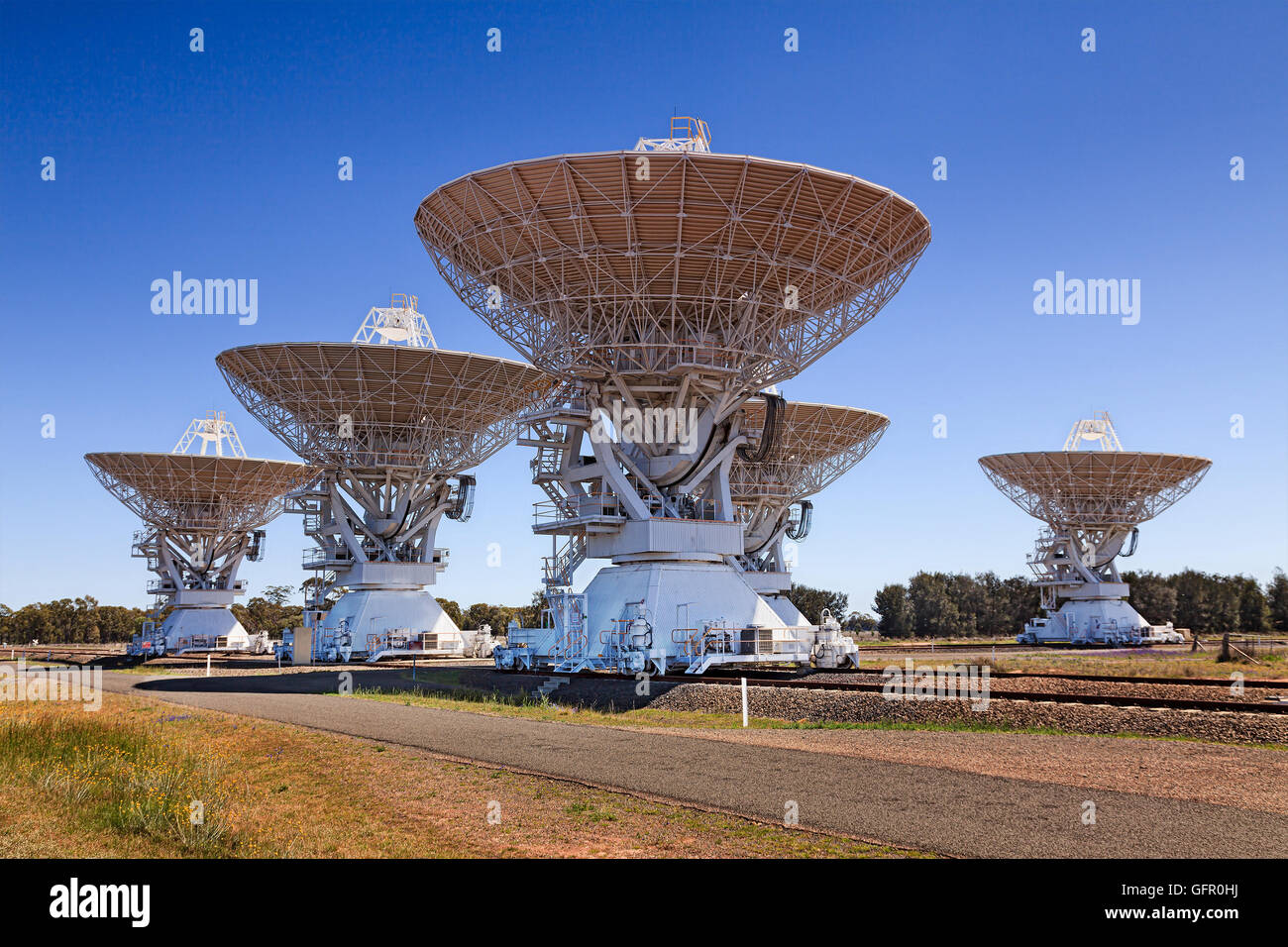 kompakte australische Deep Space Radio Antennen-Array von 5 Gerichten montiert auf Bahnsteige Himmel zu beobachten. Wissenschaft-Technologie Stockfoto