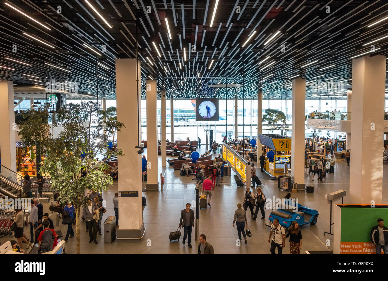 Abflughalle 2 am Amsterdamer Flughafen Schiphol Stockfoto