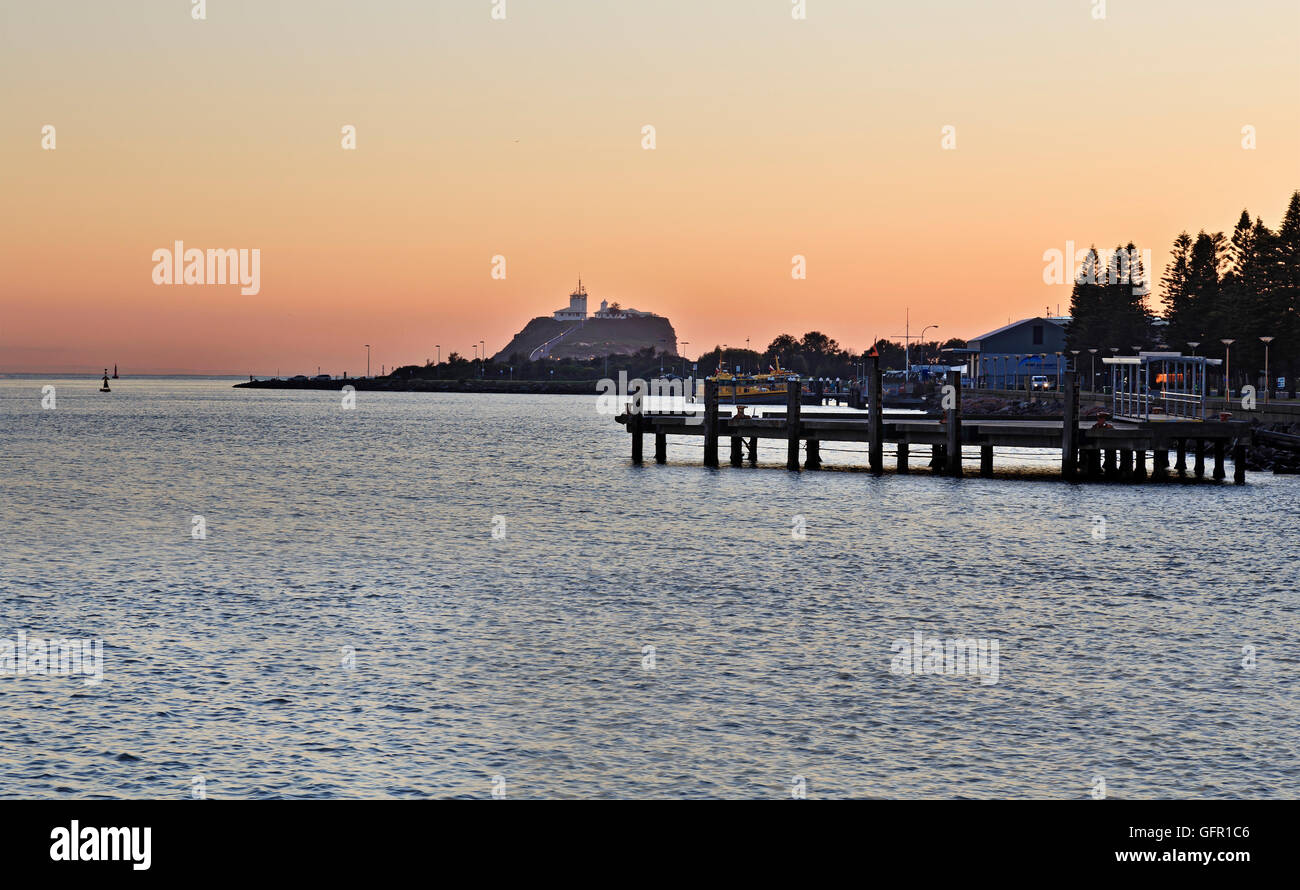 Hunter River Eingabe Pazifik vorbei an Nobbys Kopf und Leuchtturm in Newcastle, regionalen NSW, Australien. Queens wharf Stockfoto