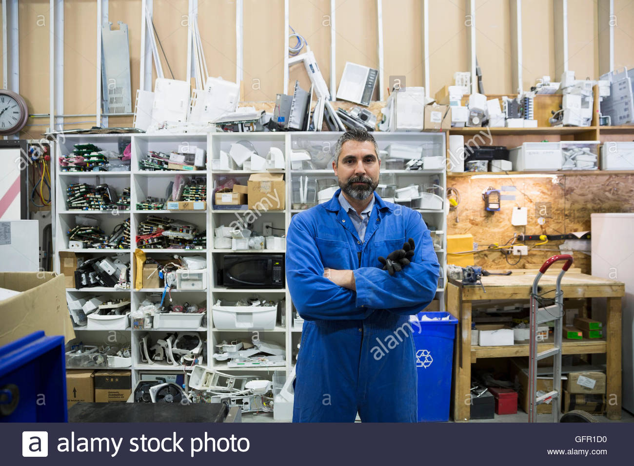 Porträt zuversichtlich Arbeiter in Overalls im Gerät Reparatur Werkstatt Stockfoto