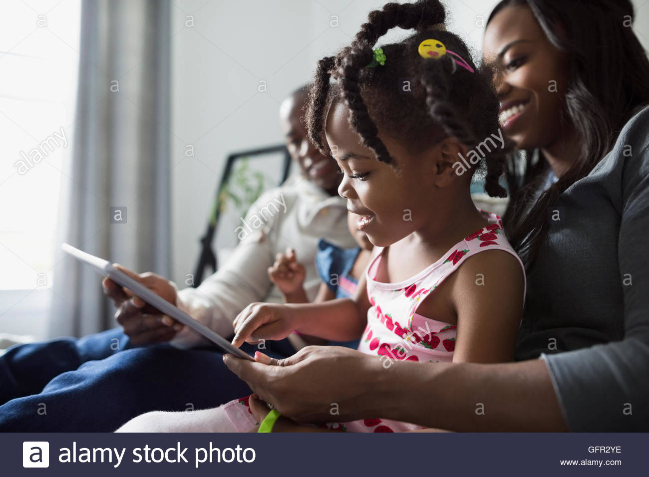 Junge Familie mit digital-Tablette Stockfoto