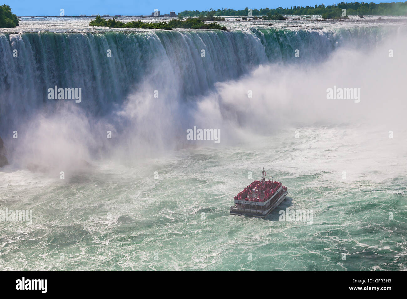 Niagara Falls, ON, Kanada - 5. Juli 2015: Blick auf einem Ausflugsboot, Hornblower, Navigation in der Nähe von den Horseshoe Falls in Niagara Falls Stockfoto