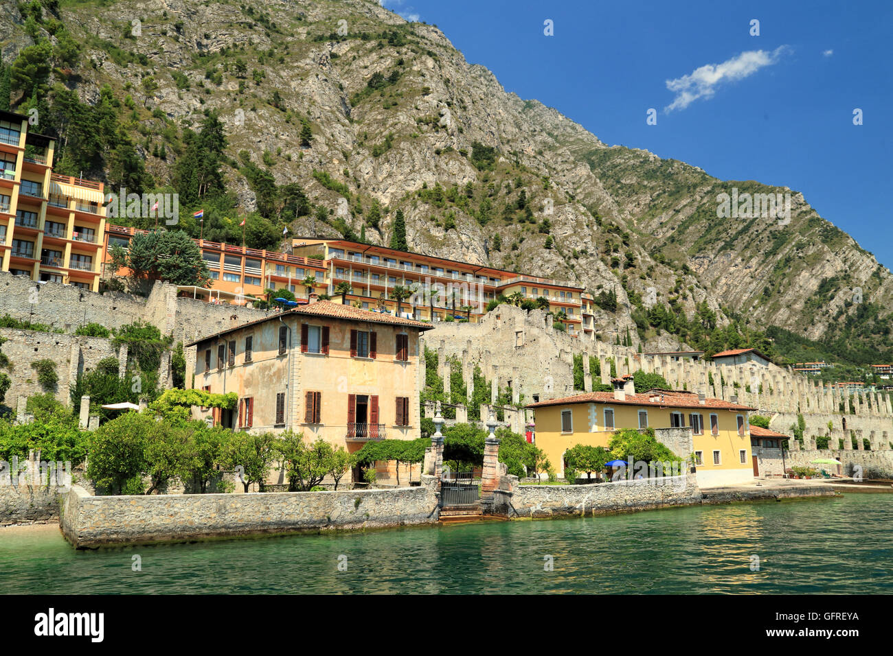 Altes Haus mit Zitrone Gartenterrasse. Limone Sul Garda, Gardasee, Lago di Garda, Gardasee, Italien Stockfoto