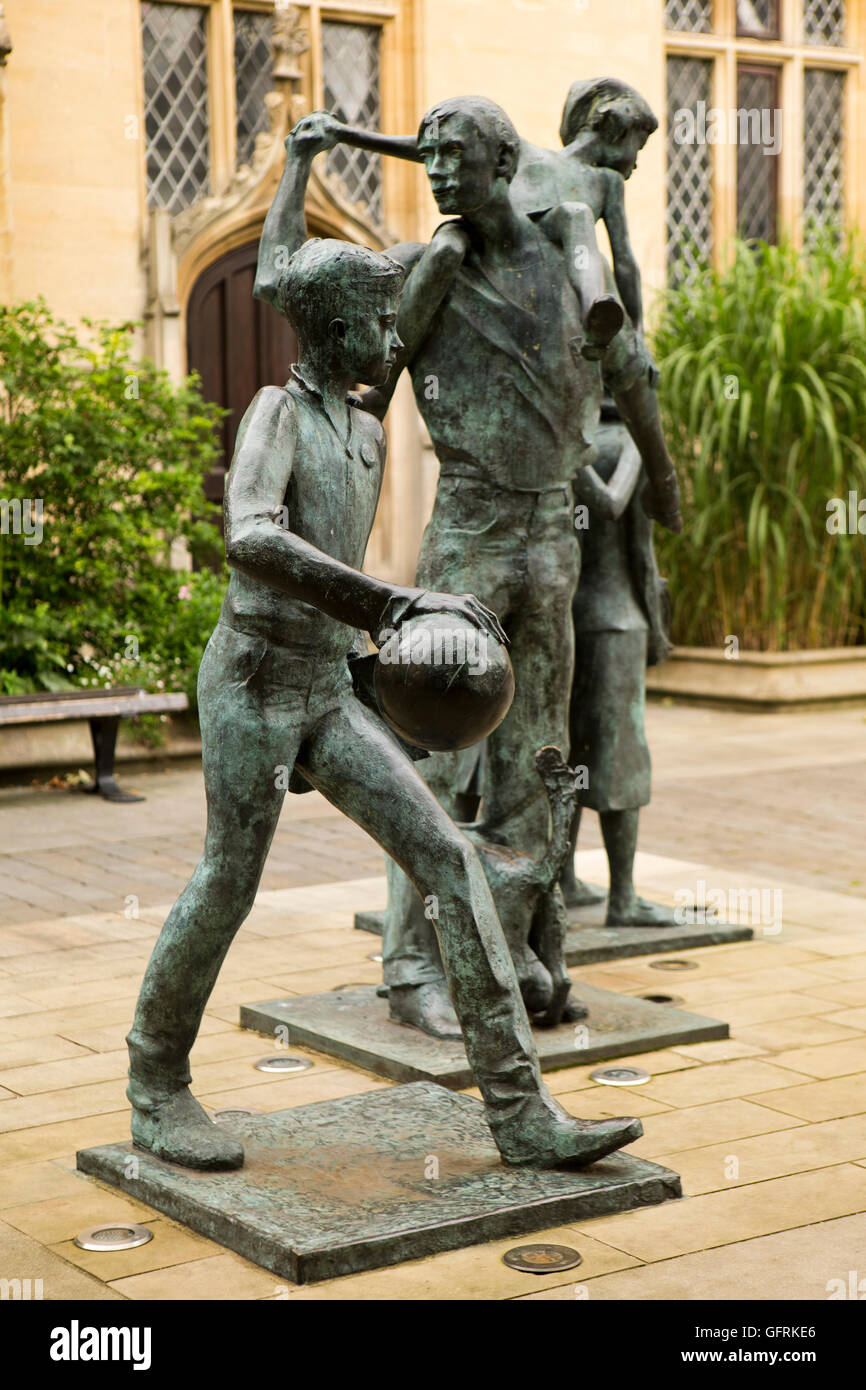 Großbritannien, England, Bedfordshire, Bedford, Harpur Square, The Meetings, Skulptur von John Mills Stockfoto
