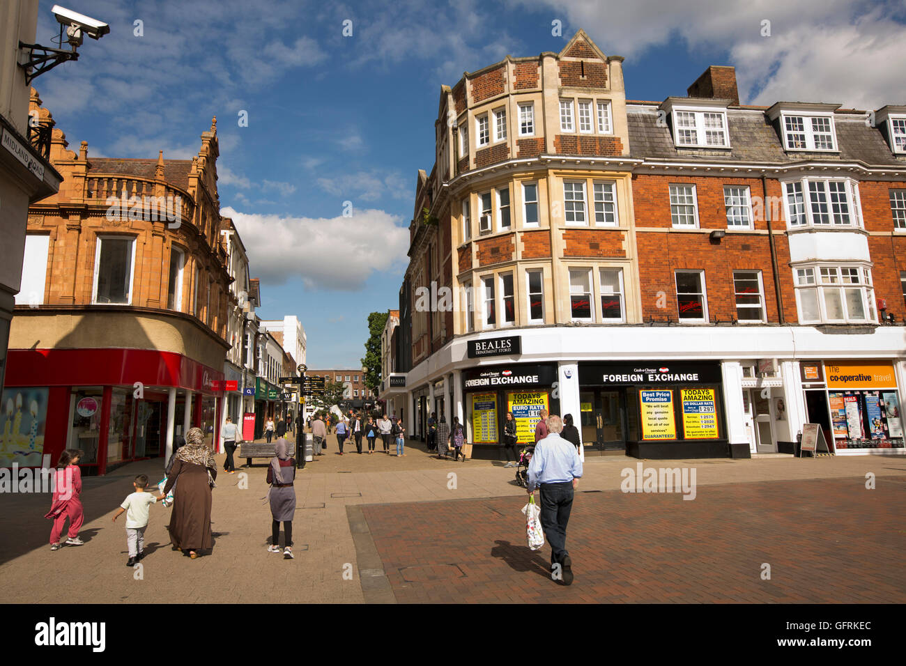 Bedford, Bedfordshire, England, UK Shopper bei Silver Street Junction, Beals Kaufhaus Stockfoto