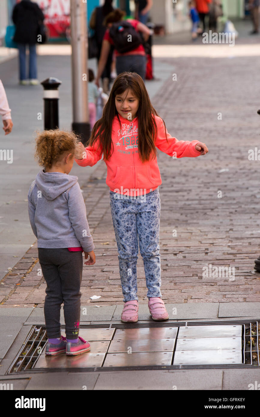 Großbritannien, England, Bedfordshire, Bedford, Harpur Street, Kinder spielen am musikalischen Pflaster Stockfoto