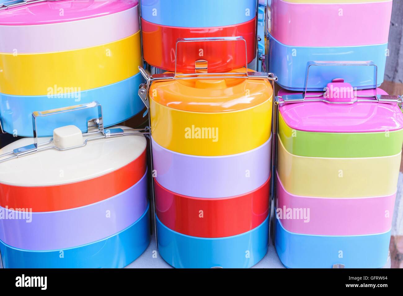 Bunten Retro-Nahrung-Träger im Markt. Stockfoto