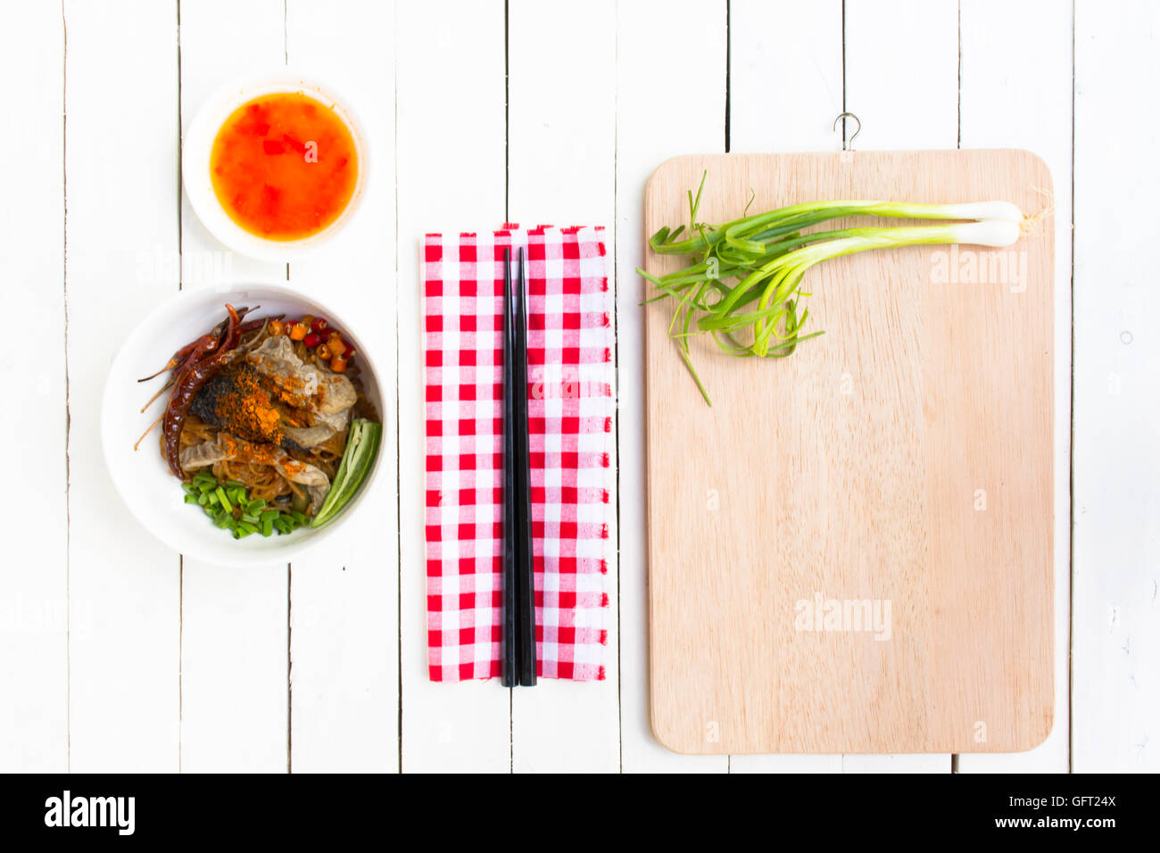 Nudeln in Thailand Beef Noodle auf weißer Holztisch. Hintergrund-Lebensmittel und Gewürze Stockfoto