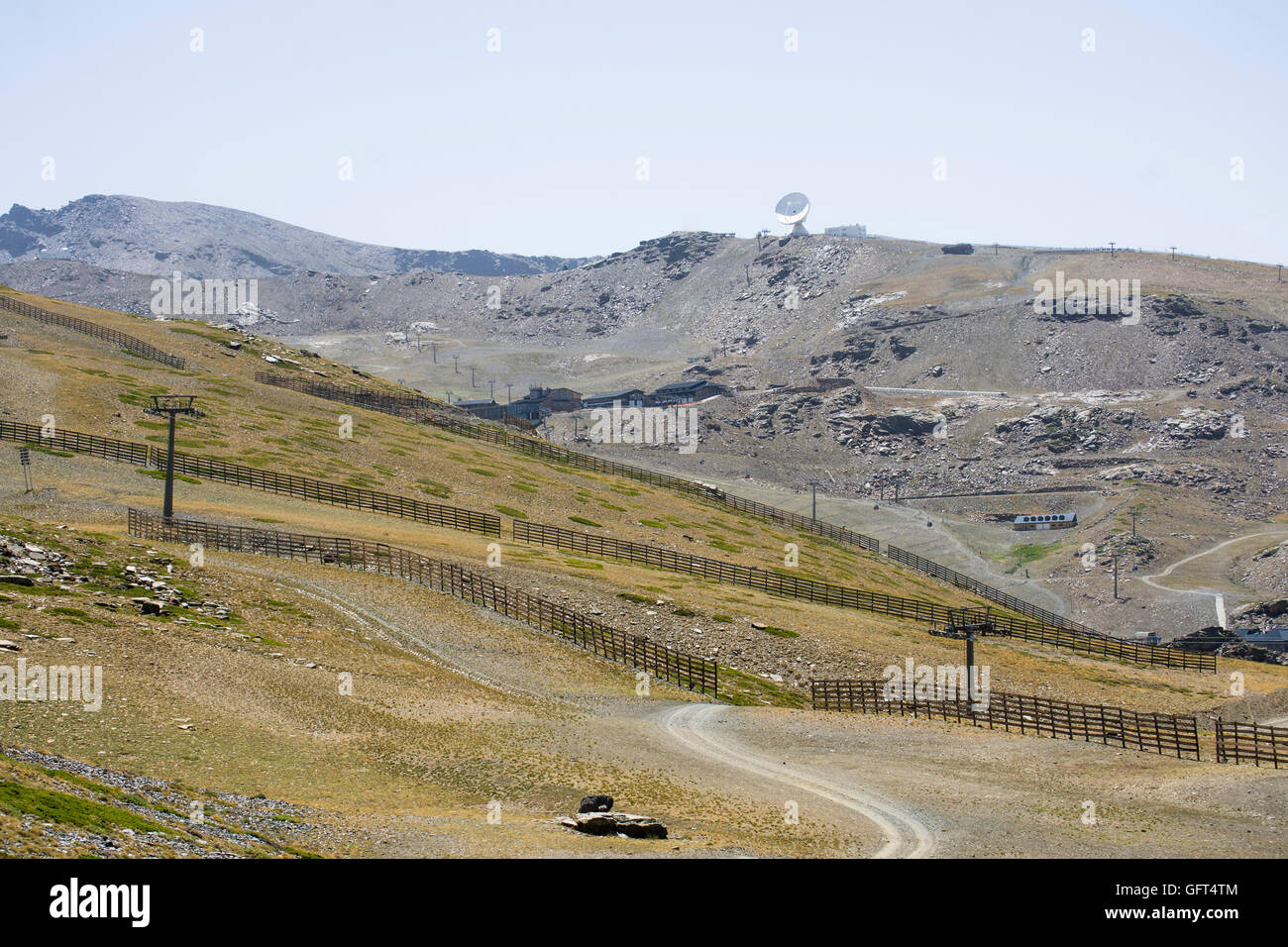 Sierra Nevada, Skipisten und Seilbahnen im Sommer, Andalusien, Spanien. Stockfoto