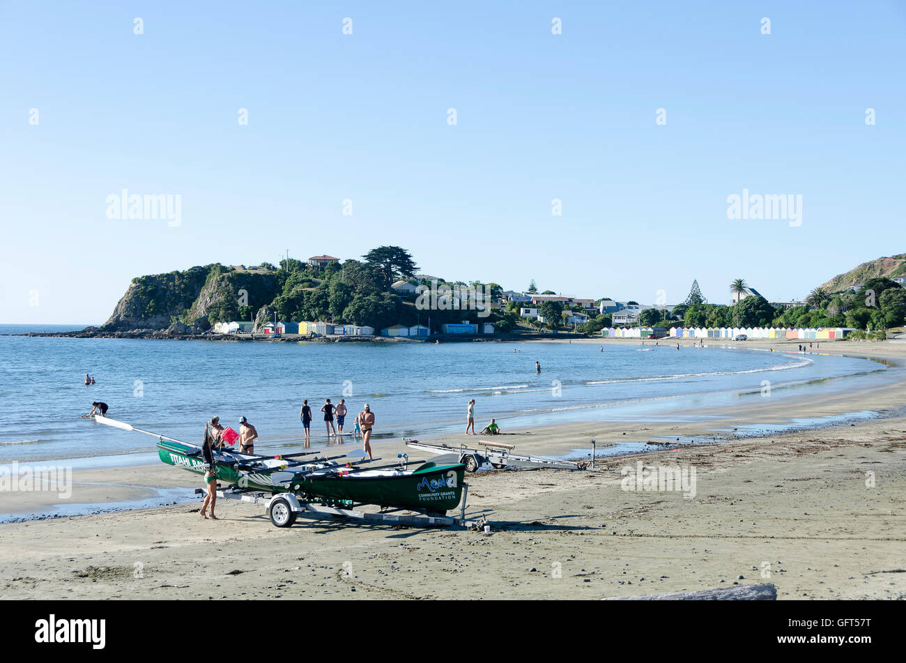 Vorbereitung auf Surf lebensrettende langes Boot, Titahi Bay, Porirua, Wellington, Nordinsel, Neuseeland zu starten Stockfoto