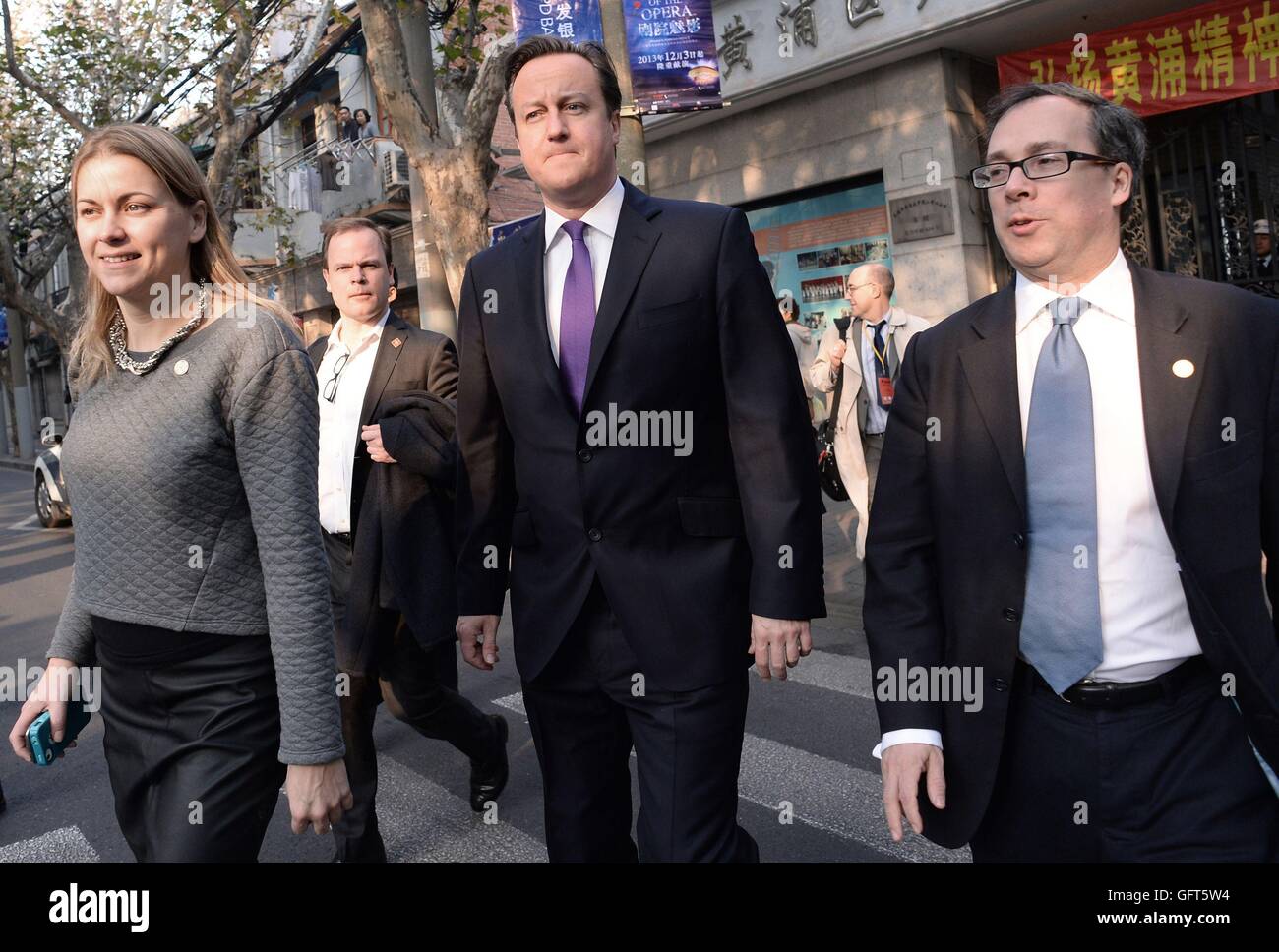 Vorher datiert bedingtes Foto 12.04.13 von David Cameron bei einem Besuch in Shanghai in China mit Beratern (v.l.) Liz Sugg, Director of Operations, Craig Oliver, Director of Communications und Ed Llewellyn, Chef des Stabes, wie Premierminister Theresa May mit der offiziellen Genehmigung ihres Vorgängers Rücktritt Ehrenliste trotz Vorwürfe der Vetternwirtschaft nicht beeinflusst , Downing Street hat gesagt. Stockfoto