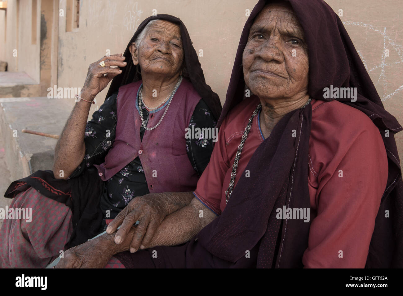 Ältere Frauen posieren in der Nachmittagshitze. Bhujodi, Bhuj Bereich Kutch, Gujarat, Indien