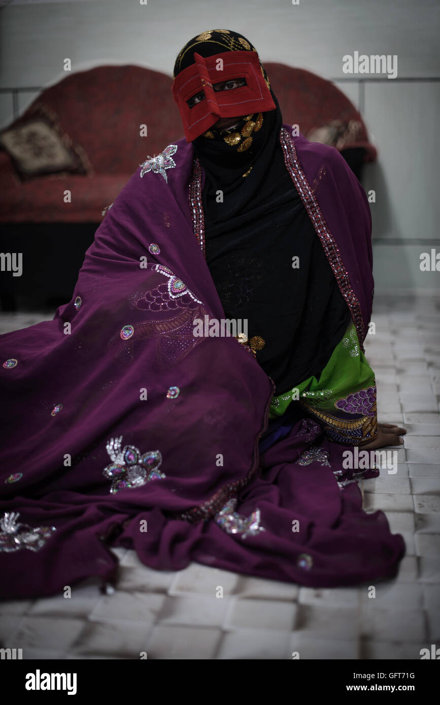 Lokale Frau posiert mit ihrem traditionellen Hand gemacht Kleidung und Burka bei ihr zu Hause. Hormuz Insel, Provinz Hormozgan, Iran Stockfoto