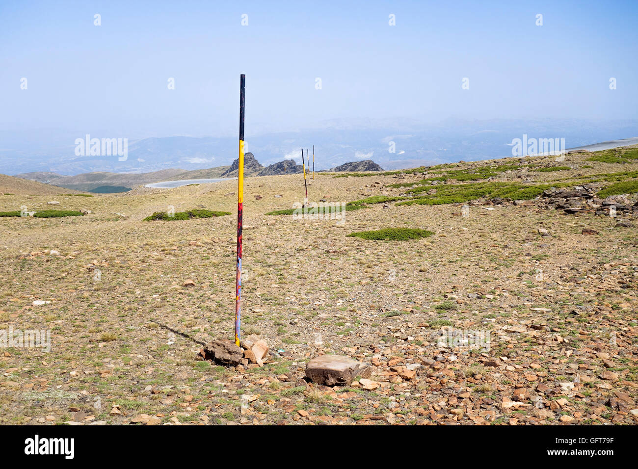 Warnung Pole an Skipiste, Berge der Sierra Nevada, im Sommer, Granada, Spanien. Stockfoto