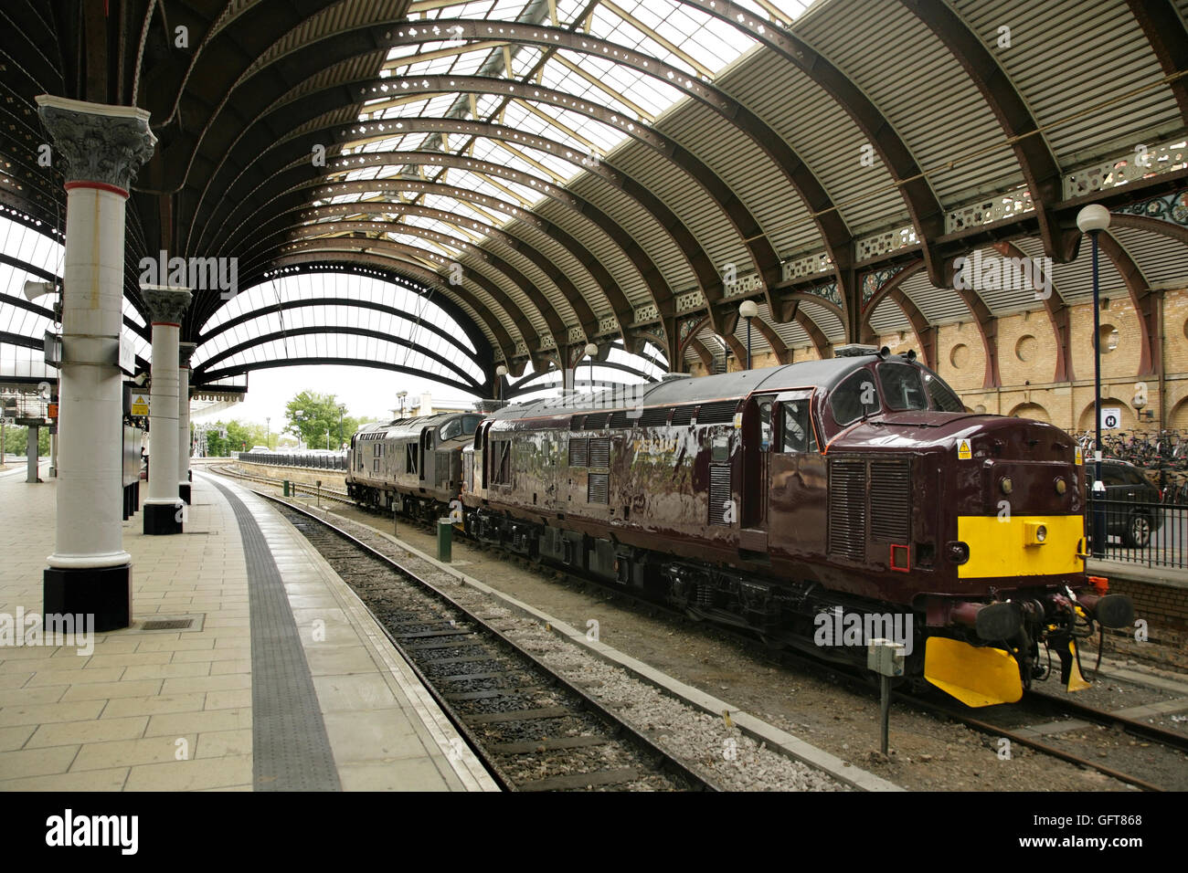 West Coast Eisenbahn Klasse 37 Lokomotiven im Bahnhof York, UK. Stockfoto