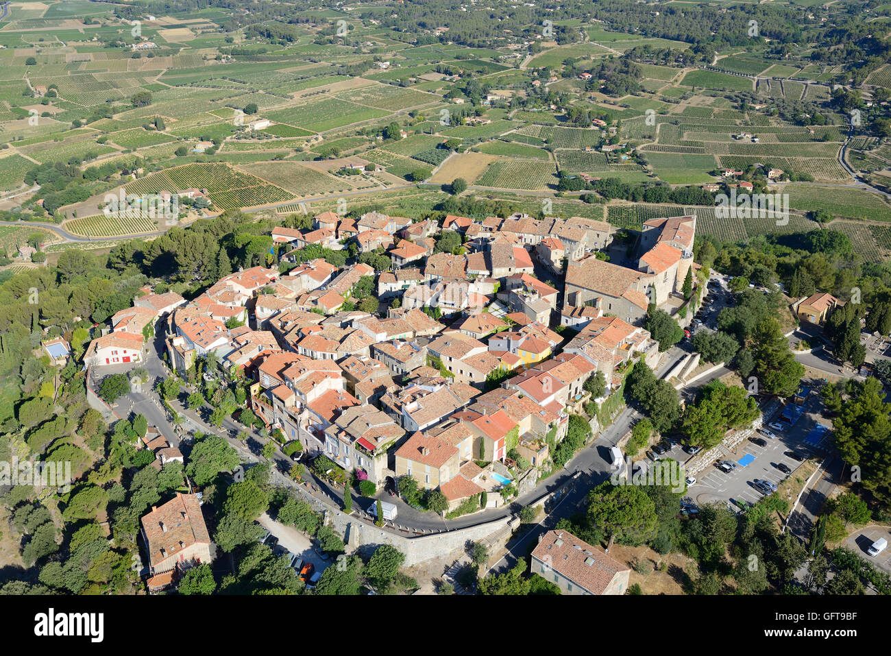 LUFTAUFNAHME. Mittelalterliches Dorf auf einem Hügel mit Blick auf eine Landschaft von Weinreben. Le Castellet, Var, Provence, Frankreich. Stockfoto