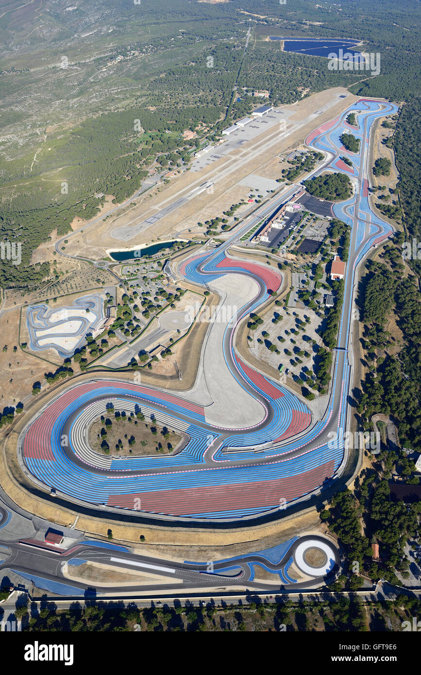 LUFTAUFNAHME. Le Castellet Rennstrecke alias Paul Ricard Rennstrecke mit seinen blauen und roten Ablaufzonen. Le Castellet, Var, Provence, Frankreich. Stockfoto