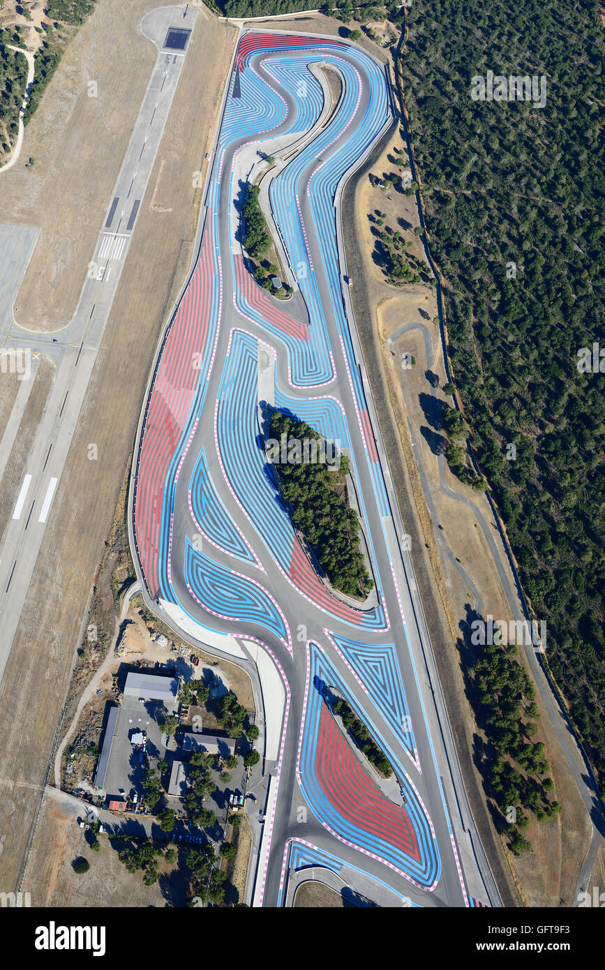 LUFTAUFNAHME. Le Castellet Rennstrecke alias Paul Ricard Rennstrecke mit seinen blauen und roten Ablaufzonen. Le Castellet, Var, Provence, Frankreich. Stockfoto