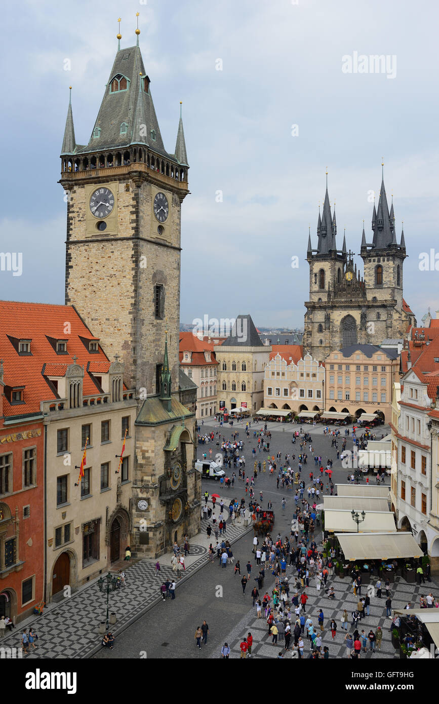 Das Alte Rathaus mit seiner astronomischen Uhr (links) und die Marienkirche vor Týn (rechts). Altstädter Ring von Prag, Tschechische Republik. Stockfoto
