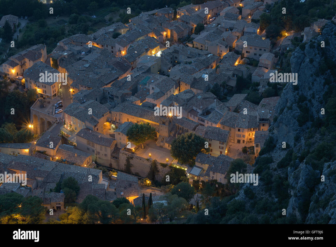 Dächer von Moustiers-Sainte-Marie bei Nacht. Alpes-de-Haute-Provence, Provence, Frankreich. Stockfoto