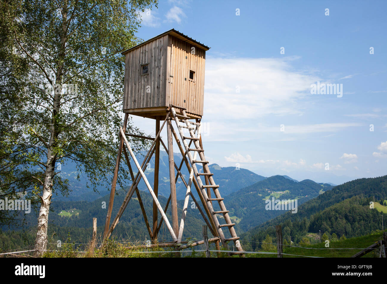 Hoher Turm aus Holz Jäger Stockfoto