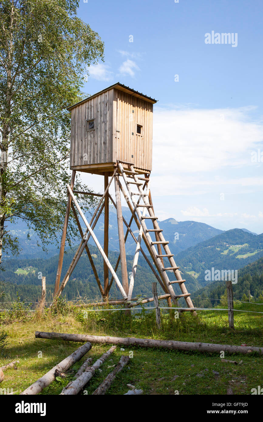 Hoher Turm aus Holz Jäger Stockfoto