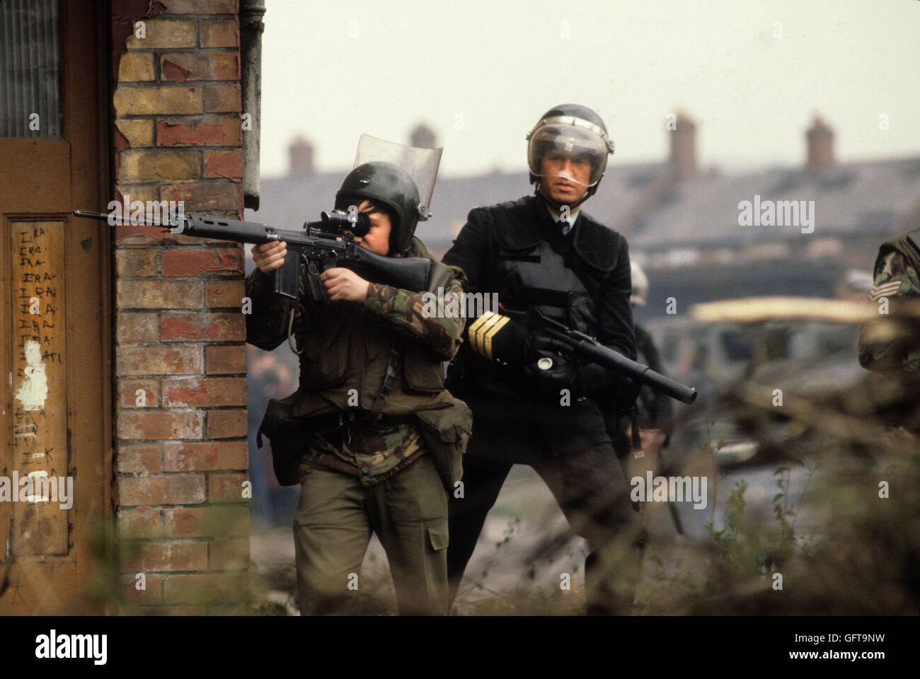 Belfast die Probleme der 1980er Jahre. Royal Ulster Constabulary, bewaffneter RUC-Polizist und britischer Soldat der 80er Jahre, UK HOMER SYKES Stockfoto