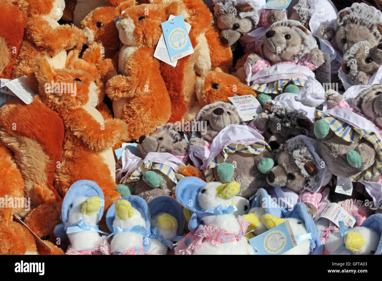 Korb von Beatrix Potter Charakter Puppen vor Laden Stockfoto