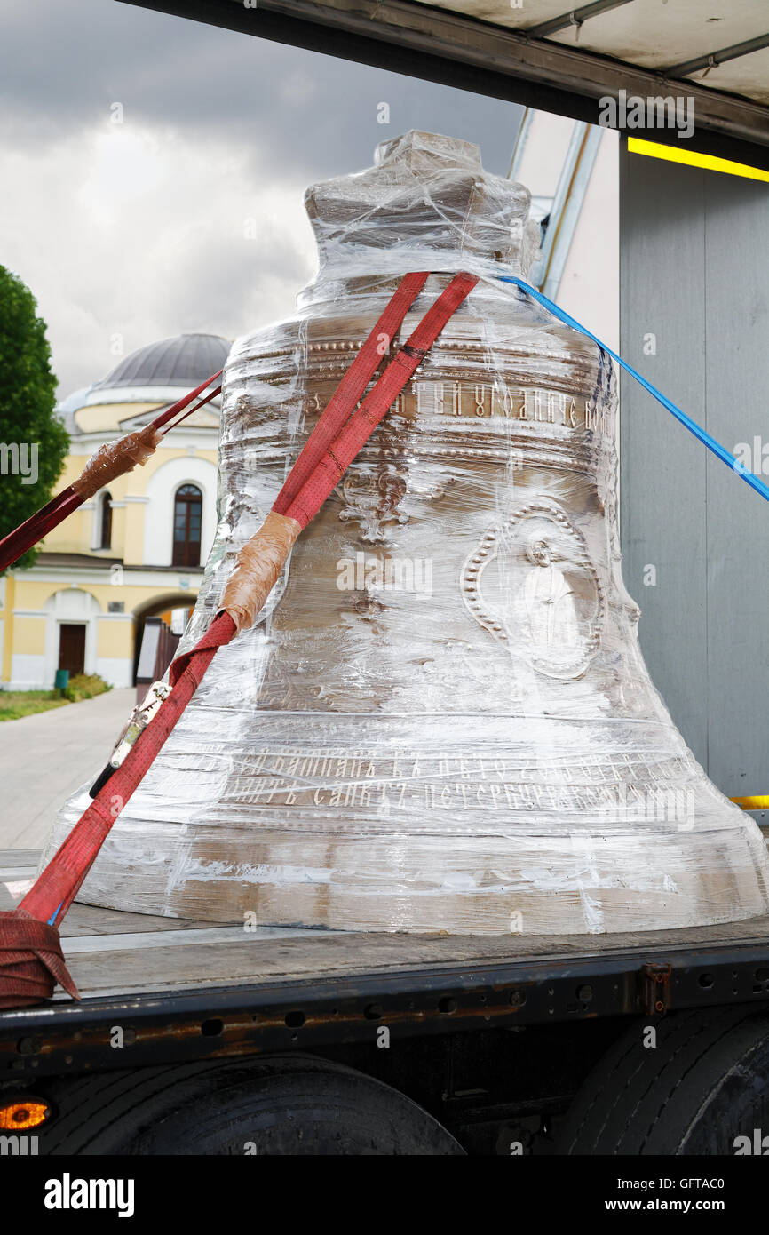 Kirche-Glocke-Transport mit dem LKW Stockfoto