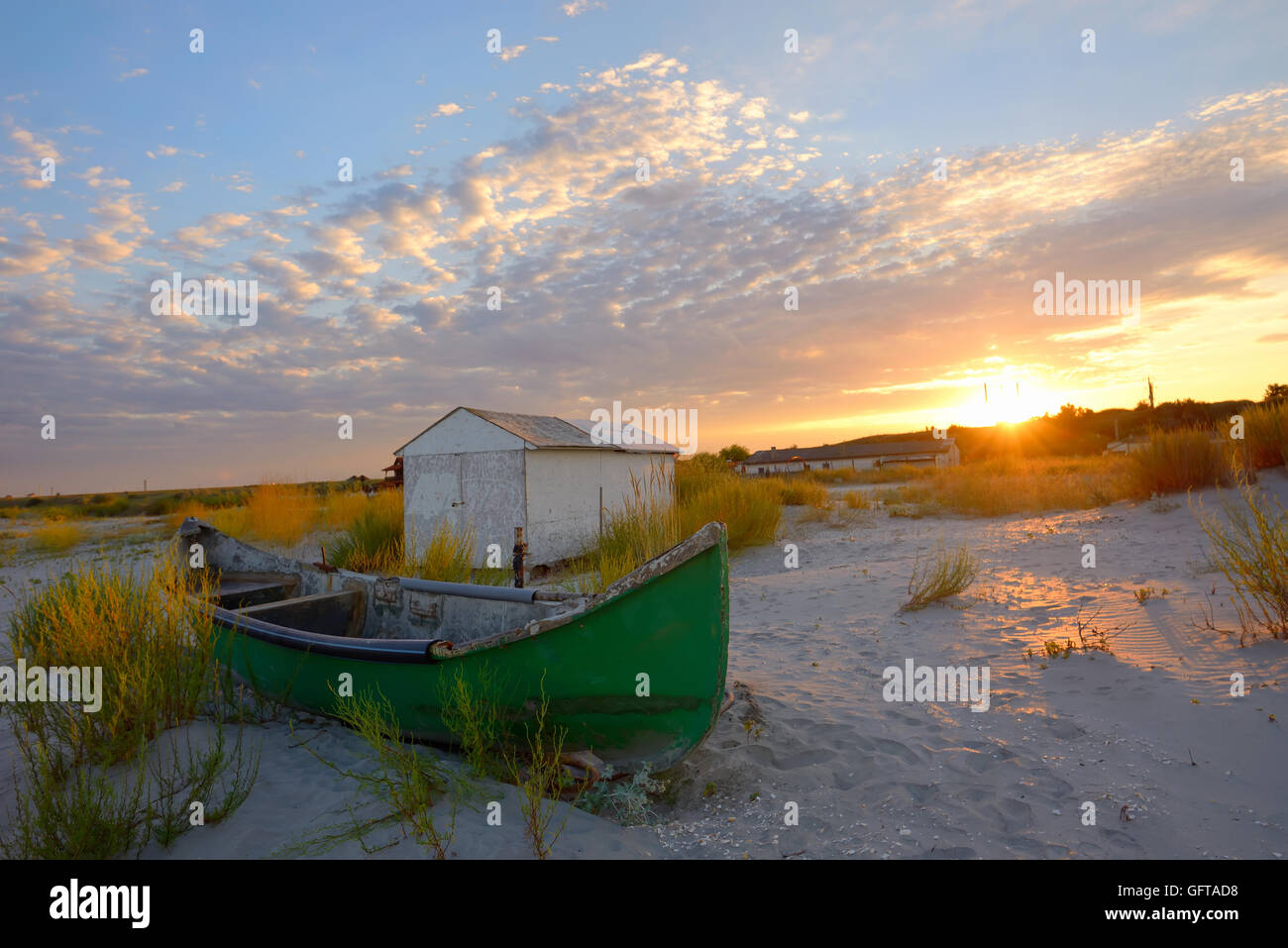 Angelboot/Fischerboot am Strand bei Sonnenuntergang Stockfoto