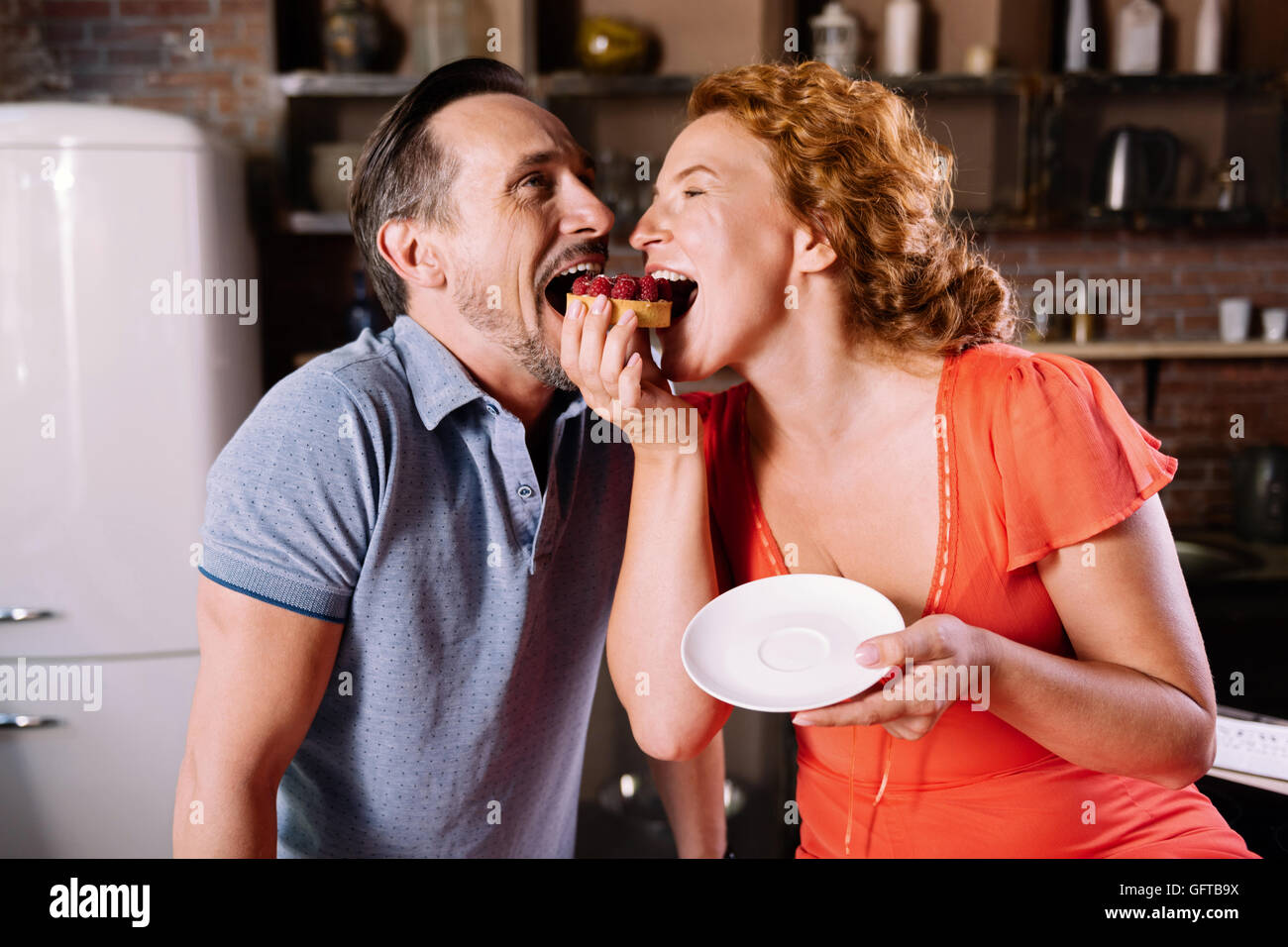 Mann und Frau Kuchen beißen Stockfoto