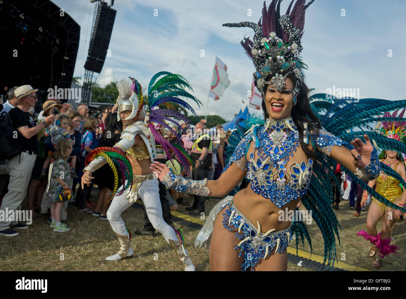 Tänzer beim WOMAD 2016 World Of Music Arts and Dance Festival in Charlton Park. Wiltshire. England. UK Stockfoto