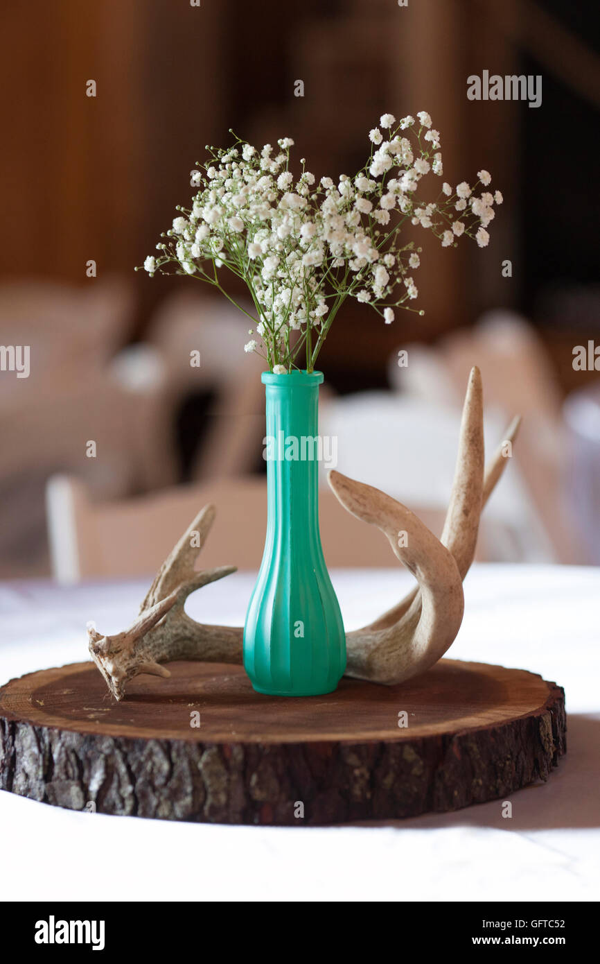 Hochzeit Empfang weiße Blume Petrol / Aqua Vase Hirschgeweih Holz Tischplatte Dekor Stockfoto