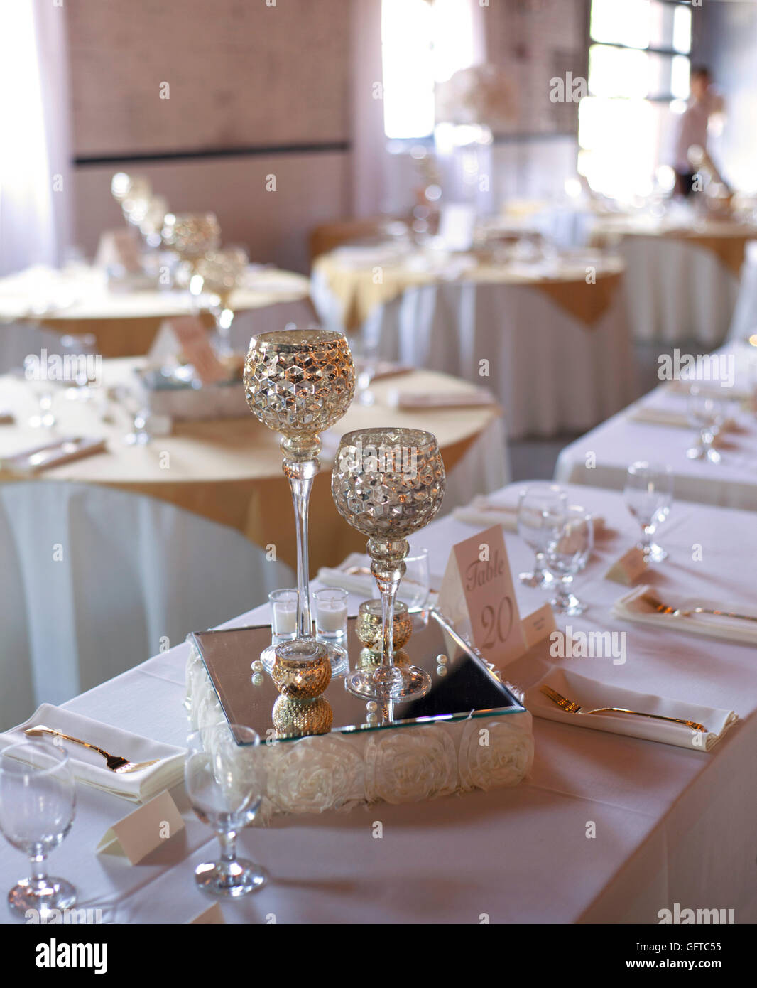 Hochzeit Empfang Urban Chic Gold weißen Tisch Dekor Stockfoto