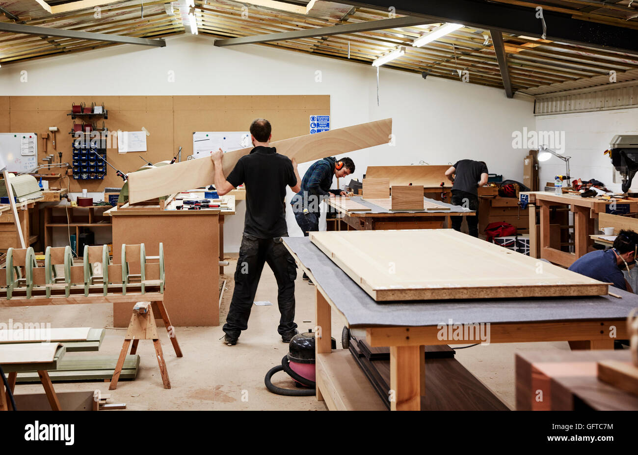 Ein Workshop Möbelbau maßgeschneiderte zeitgenössische Möbel mit traditionellen Fertigkeiten zwei Männer arbeiten mit Holz Stockfoto