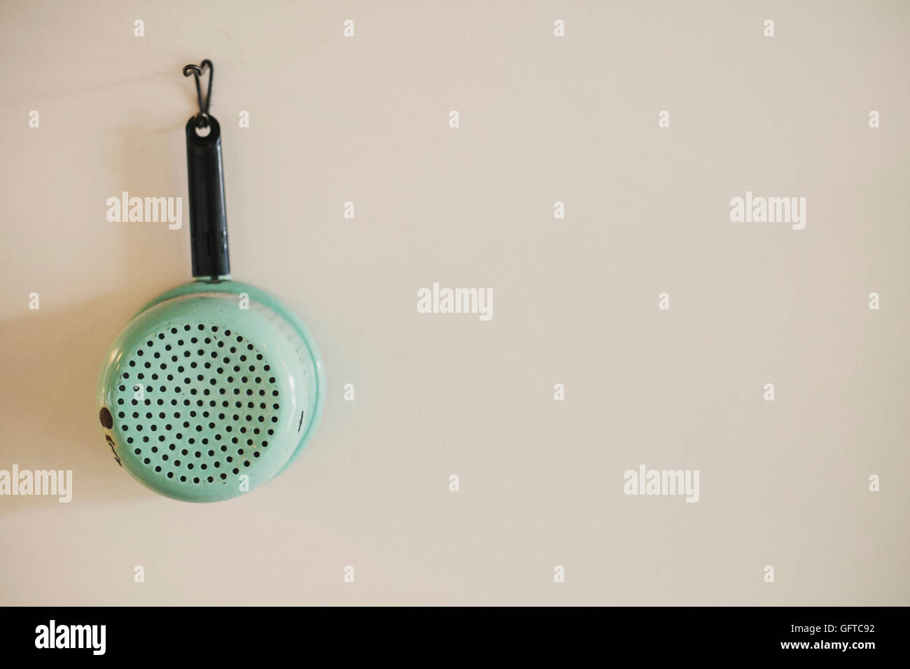 Eine Emaille-Sieb hängen an einer Wand Retro-Küchenausstattung Stockfoto