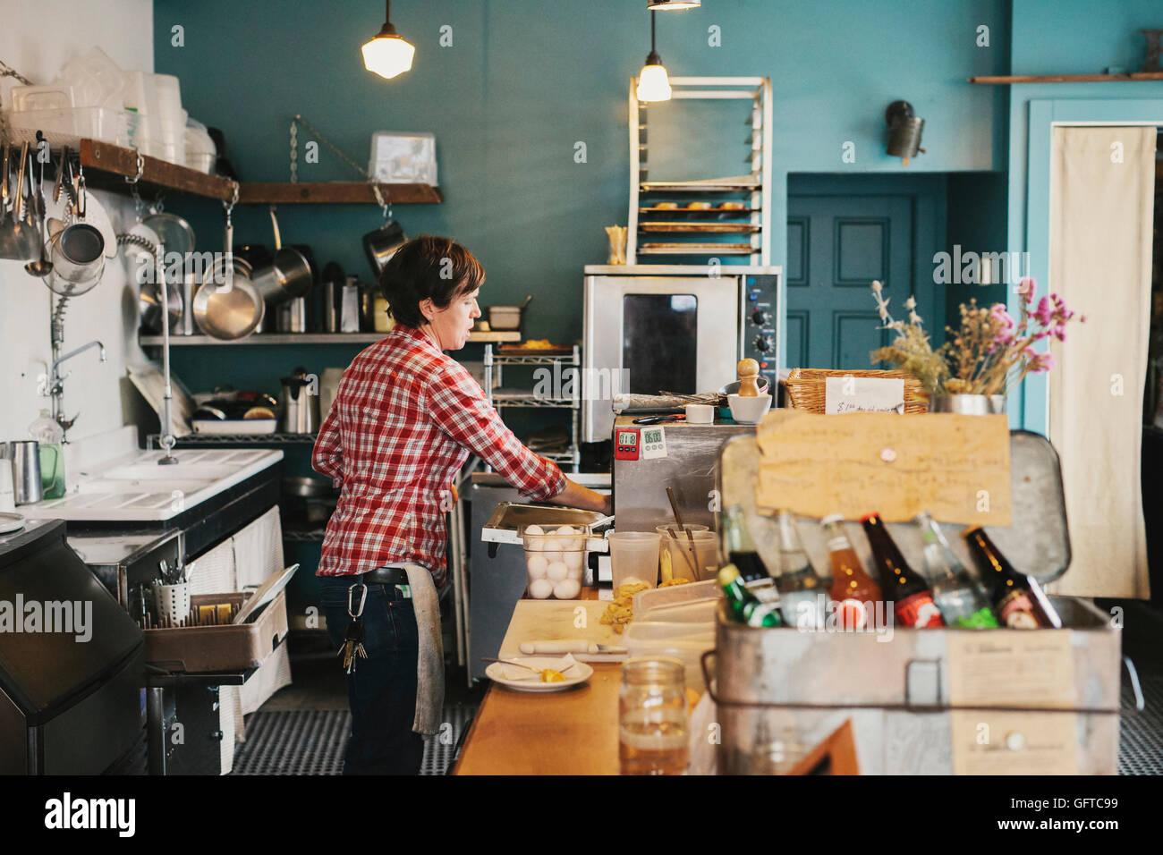 Eine Frau hinter der Theke in einem Café arbeiten Stockfoto